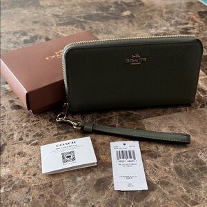 NEW WITH TAGS COACH MILITARY GREEN ZIPPY WALLET - AMAZING! 🤩